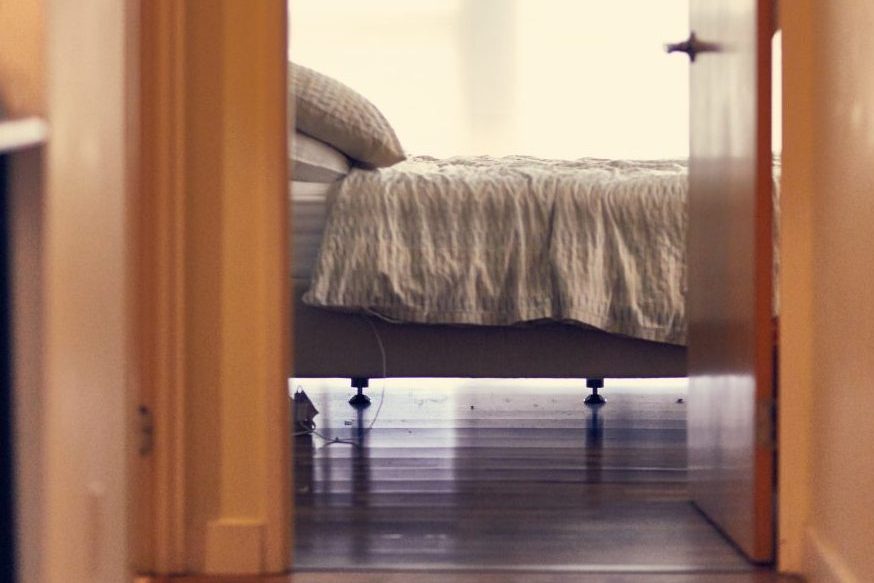 puerta cama dormitorio feng shui
