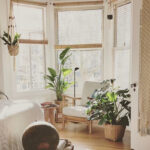 Un dormitorio, con mucha luz natural y plantas. Está todo ordenado y bien dispuesto según el Feng Shui para obtener un buen descanso.