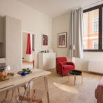 Una sala de una casa moderna, limpia, ordenada y minimalista. Da un ambiente zen y apacible. Esta es la importancia del orden en el Feng Shui.