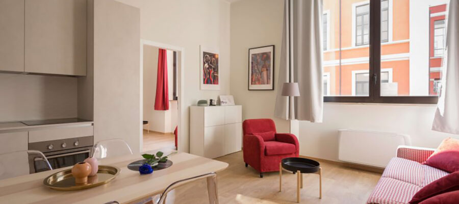 Una sala de una casa moderna, limpia, ordenada y minimalista. Da un ambiente zen y apacible. Esta es la importancia del orden en el Feng Shui.