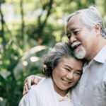 Dos ancianos japoneses felices, abrazándose y disfrutando de una buena salud; gracias a la práctica del Hara Hachi Bu, que les aporta longevidad. Sabiduría oriental.
