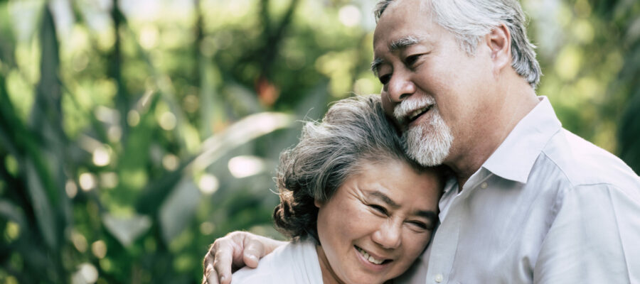 Dos ancianos japoneses felices, abrazándose y disfrutando de una buena salud; gracias a la práctica del Hara Hachi Bu, que les aporta longevidad. Sabiduría oriental.
