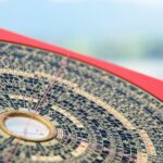 Una Luo Pan, la brújula específica que utilizan los Maestros de Feng Shui para hacer sus cálculos y estudios basados en las orientaciones magnéticas.