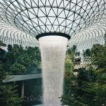Cascada interior del Changi Airport en Singapur. Ciudad donde actualmente se encuentra el conocimiento del Feng Shui clásico y tradicional.