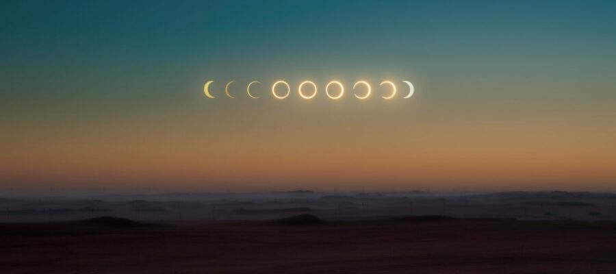 Cielo de atardecer en el que se muestra en línea recta todas las fases lunares, incluso en eclipse. Crea un ambiente mágico para tomar consciencia de la importancia de un calendario lunisolar.