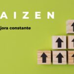 Una escalera formada por cubos de madera con flechas dibujadas hacia arriba. Simbolizan el Kaizen, técnica japonesa que busca la mejora constante.