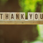 Lentras escritas sobre madera. Se lee: THANK YOU, que significa GRACIAS en inglés.