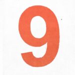 Número 9 grande y en color rojo (elemento fuego, del período 9 según el Feng Shui)