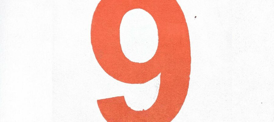 Número 9 grande y en color rojo (elemento fuego, del período 9 según el Feng Shui)