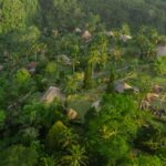 Vista aérea del Bagus Jati Health resort en Bali, situado en medio de la jungla.