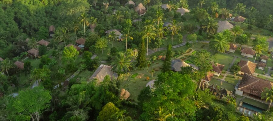 Vista aérea del Bagus Jati Health resort en Bali, situado en medio de la jungla.