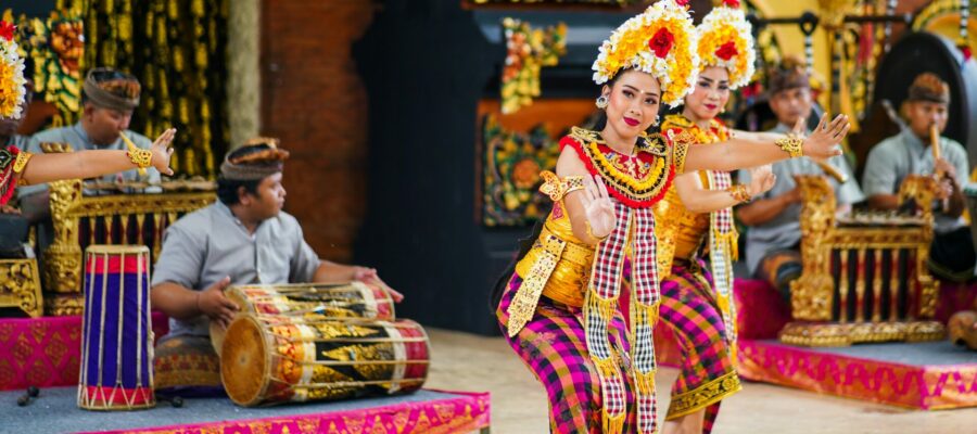 Músicos de gamelán y bailarinas bailando y vestidas con los trajes tradicionales.