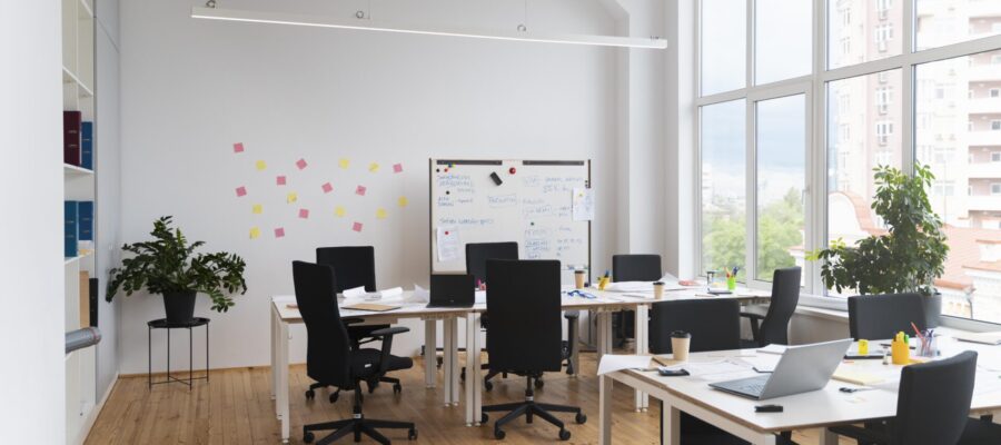 Una oficina moderna, con mucha luz natural. Está bien organizada según el Feng Shui para empresas y así ser productivo y exitoso.