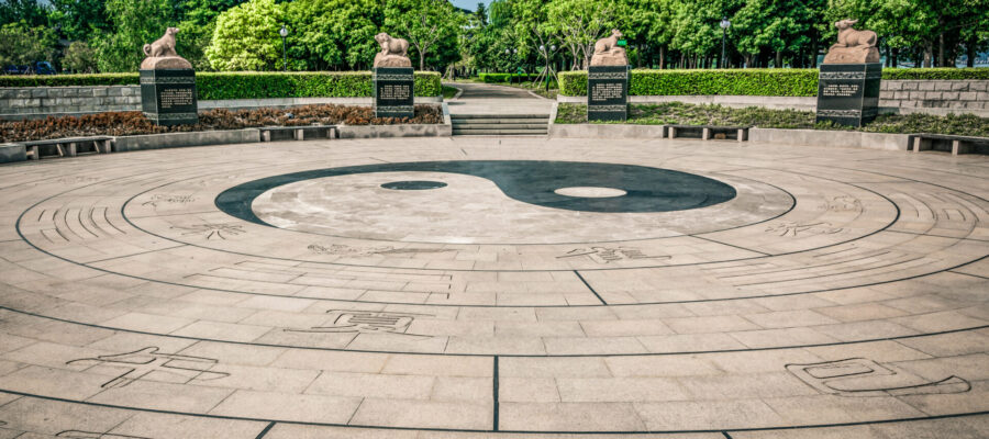 Parque en China donde hay dibujado un Tai Chi en el suelo (símbolo Yin-Yang), con varios símbolos del Feng Shui clásico y tradicional.